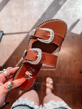 Cargar imagen en el visor de la galería, Second Rodeo - Tan Buckle Sandals