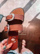 Cargar imagen en el visor de la galería, Second Rodeo - Tan Buckle Sandals